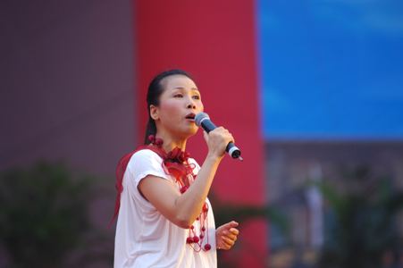 点击图片查看详情 著名歌手田震演唱歌曲《执着》 -20周年庆典活动掠影